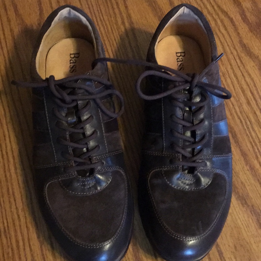 Bass lace up suede sneaker like shoe size 10
